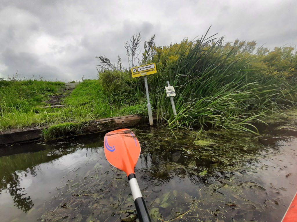 Kajakken op de Linge deel II. Peddelen in een grijze&nbsp;tunnel