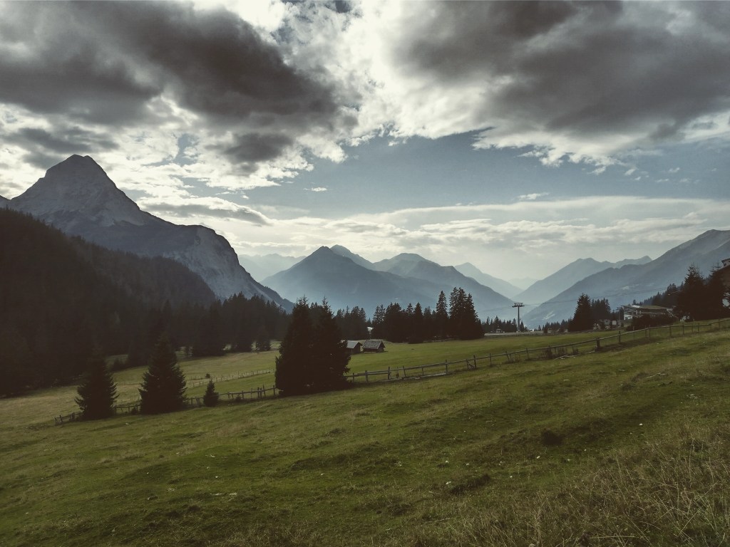 Met regen en onweer achter de Zugspitze&nbsp;langs