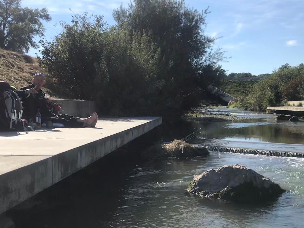 Via een meanderend riviertje Frankrijk in, Babylonische verwarring en hippe&nbsp;pelgrimkousen