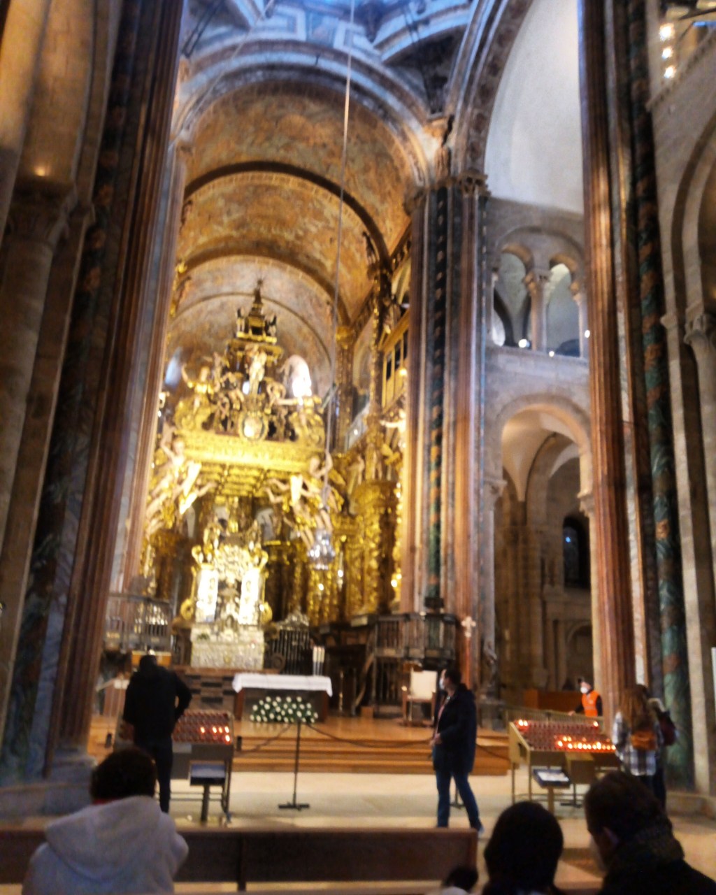 Twee pelgrims met credential gezegend in de kathedraal en ALLE zonden&nbsp;kwijtgescholden